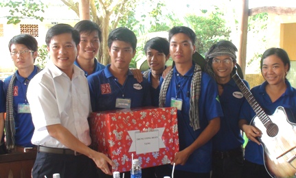 Đ/C Nguyễn Long Hải (áo trắng) tặng quà cho các chiến sỹ thanh niên tình nguyện